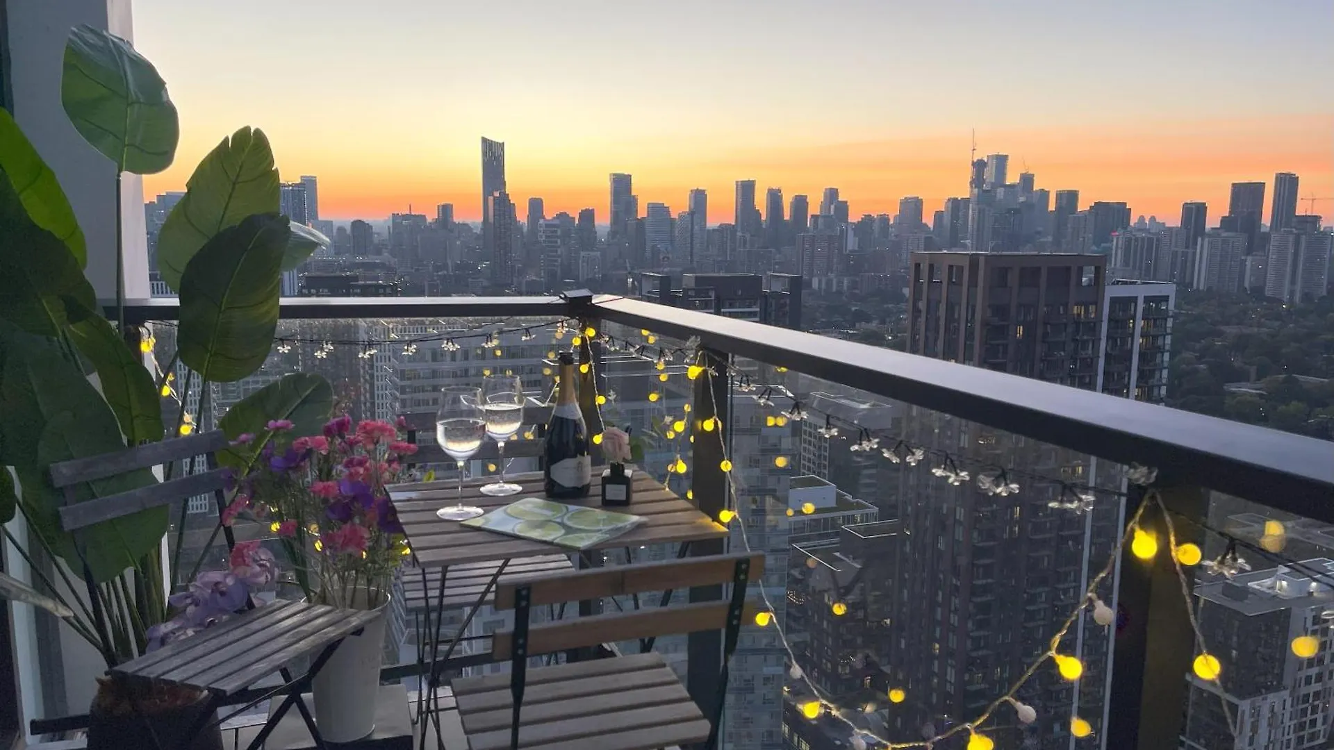 Aparthotel Deluxe Penthouse Two Bedrooms Suites Skyline Cn Tower Lakeview Dt Toronto Canada