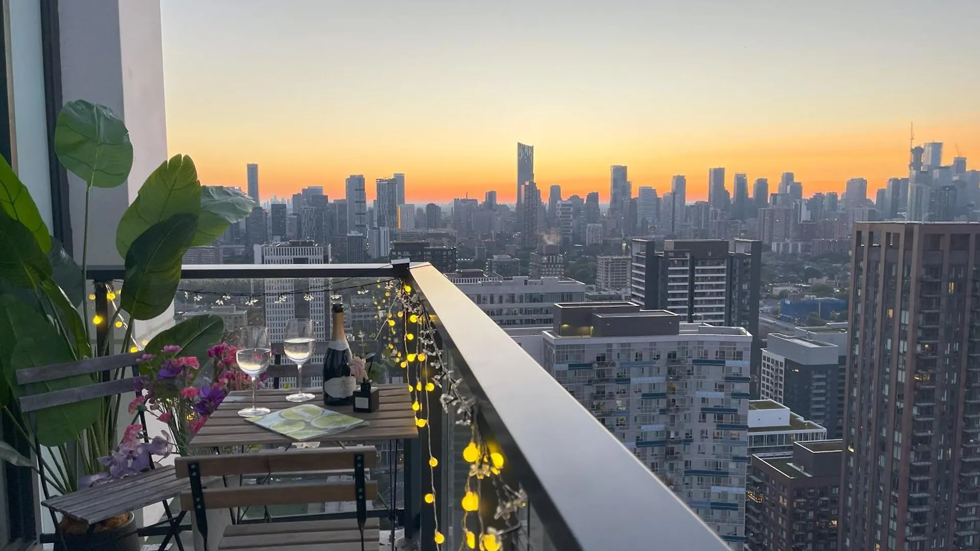 Aparthotel Deluxe Penthouse Two Bedrooms Suites Skyline Cn Tower Lakeview Dt Toronto Canada