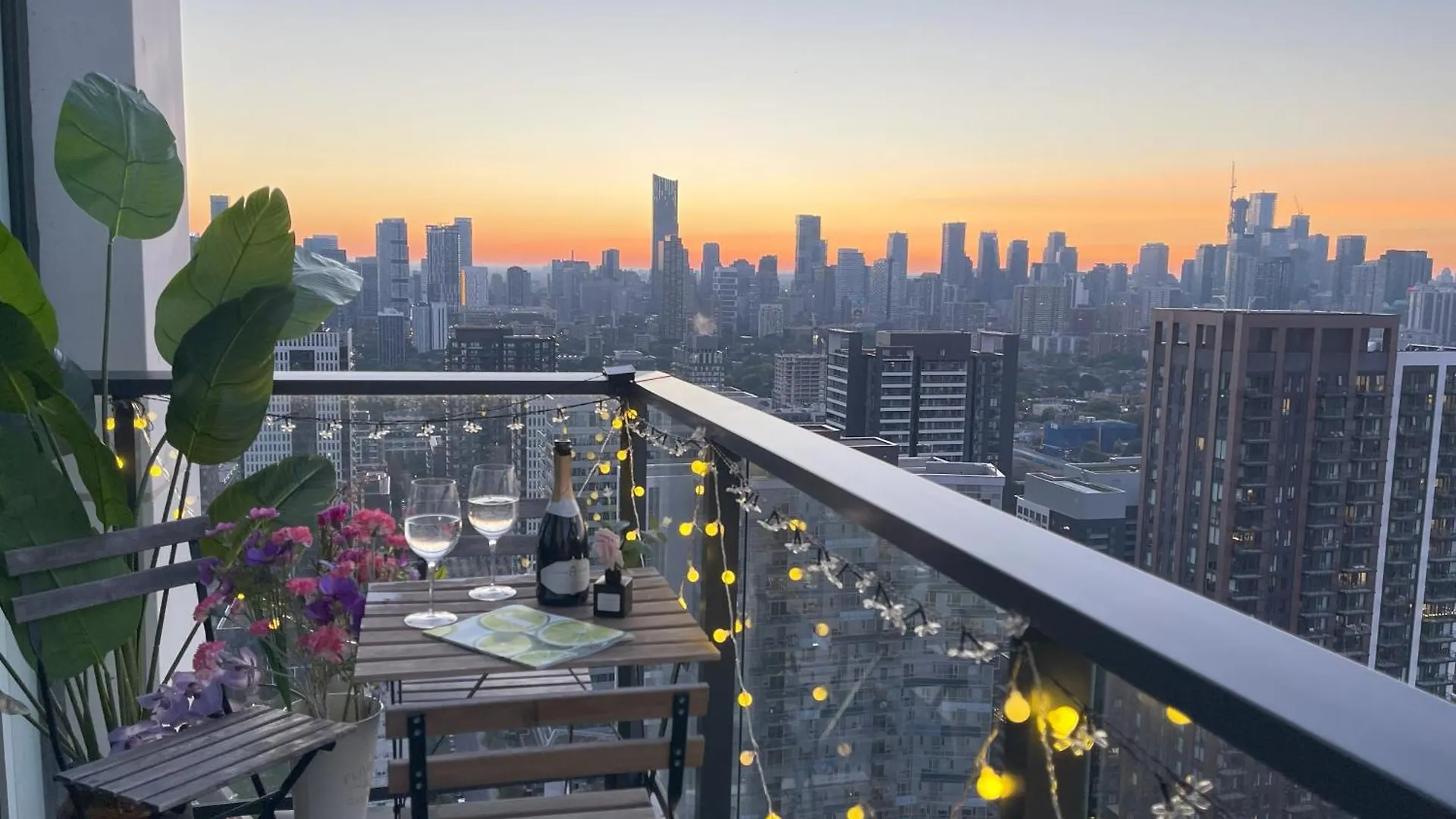 Deluxe Penthouse Two Bedrooms Suites Skyline Cn Tower Lakeview Dt Toronto