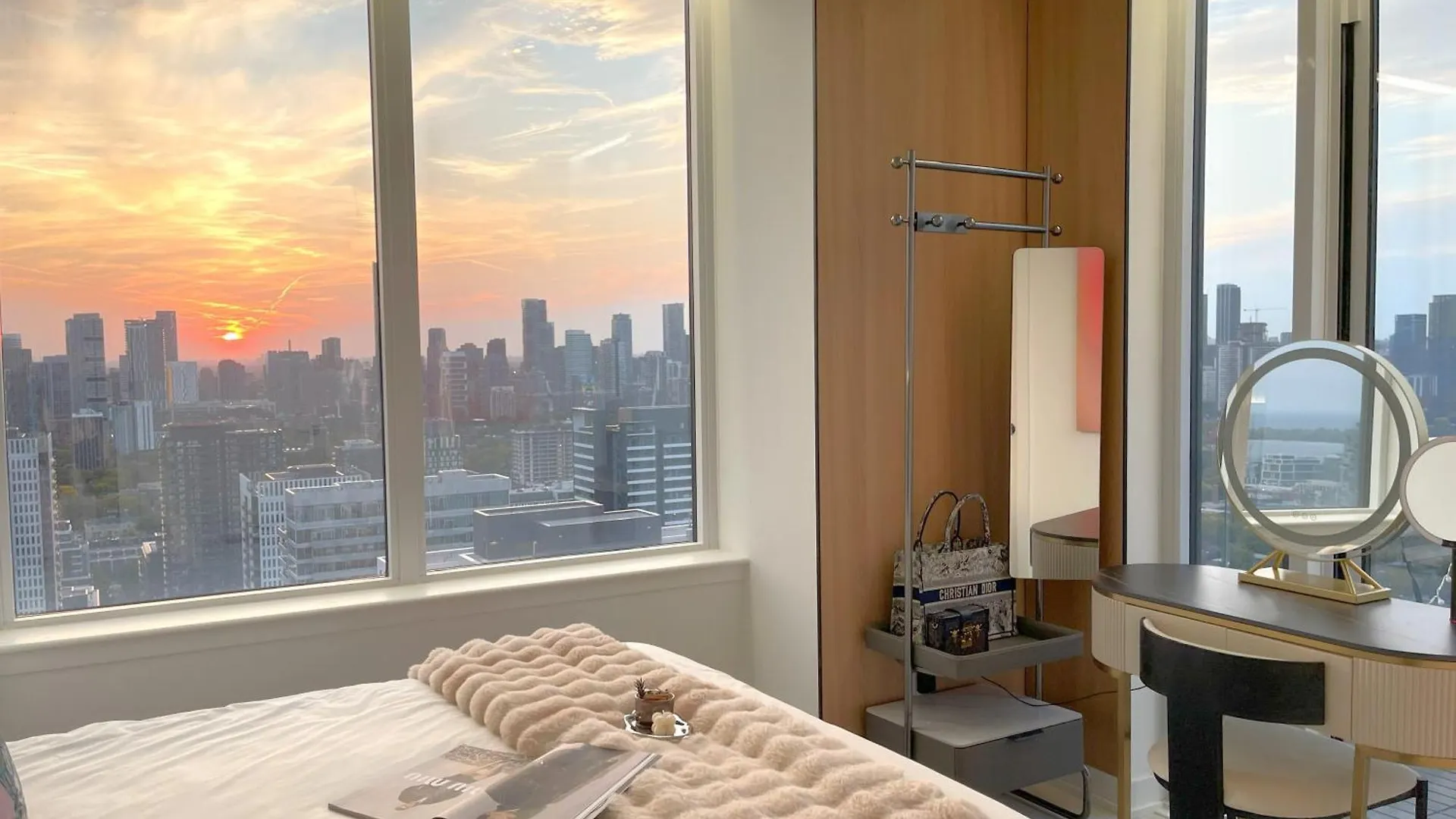 Deluxe Penthouse Two Bedrooms Suites Skyline Cn Tower Lakeview Dt Toronto Aparthotel