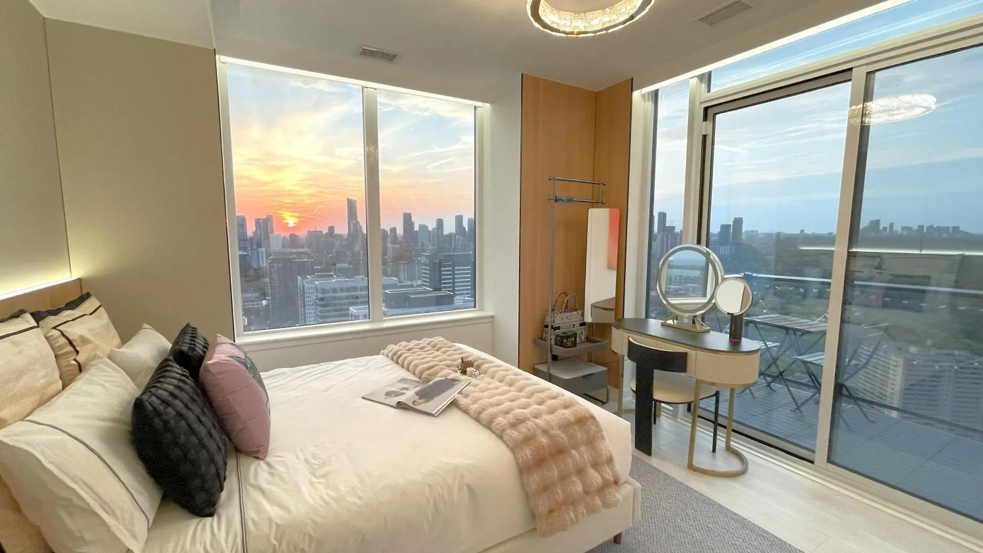 Deluxe Penthouse Two Bedrooms Suites Skyline Cn Tower Lakeview Dt Toronto