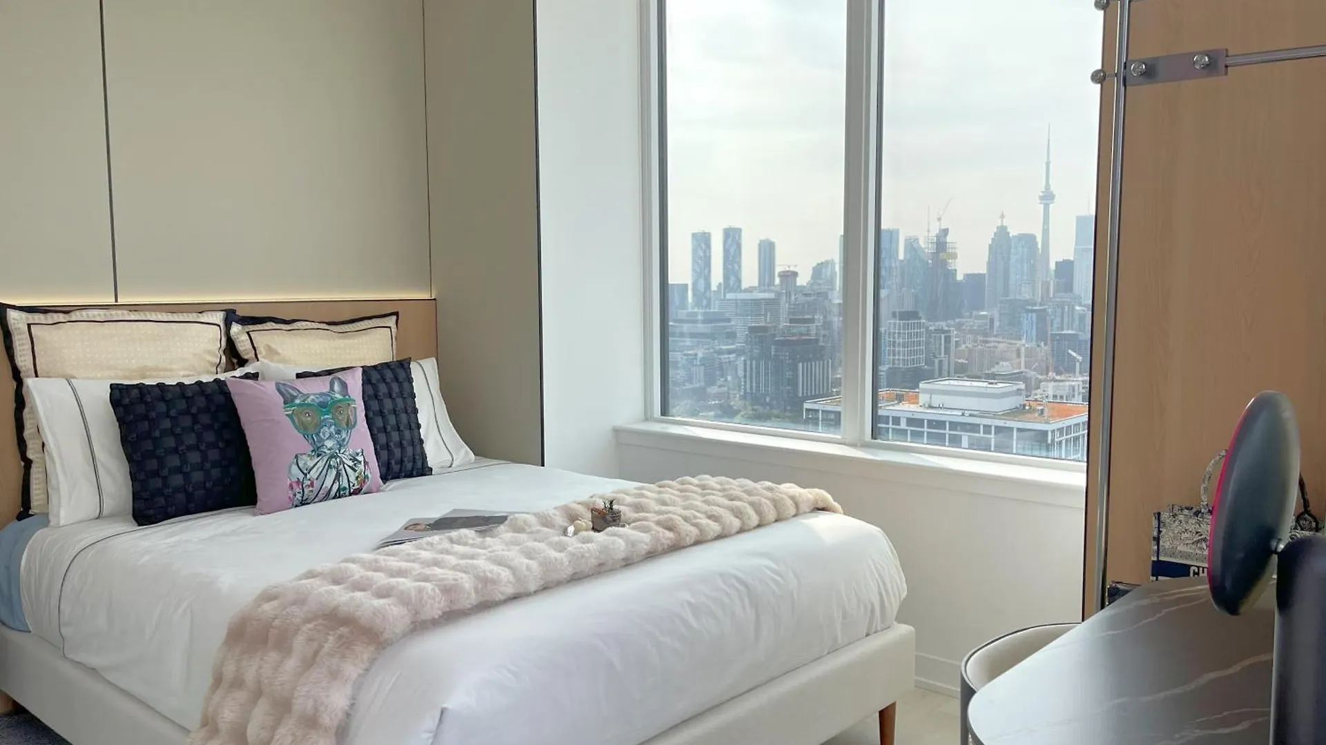 Deluxe Penthouse Two Bedrooms Suites Skyline Cn Tower Lakeview Dt Toronto Aparthotel