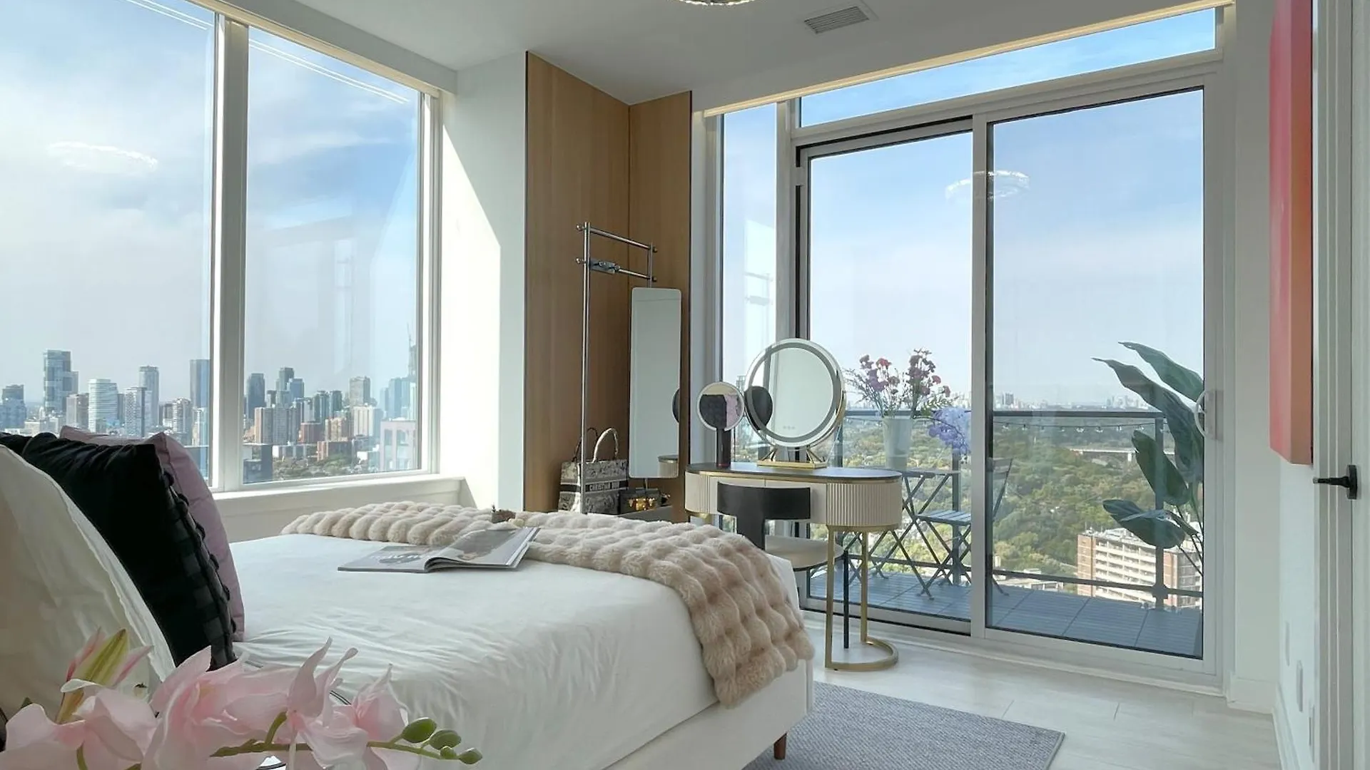Deluxe Penthouse Two Bedrooms Suites Skyline Cn Tower Lakeview Dt Toronto Canada