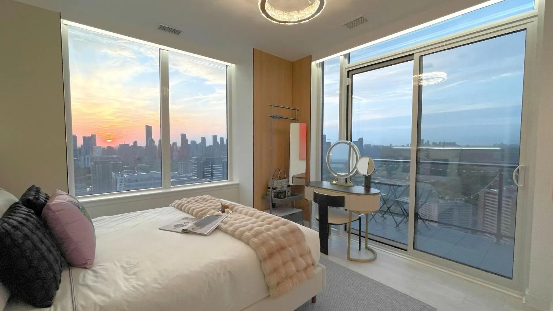 Deluxe Penthouse Two Bedrooms Suites Skyline Cn Tower Lakeview Dt Toronto Aparthotel